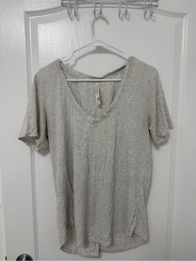 Babaton Heathered Light Gray V-Neck Short Sleeve Tee